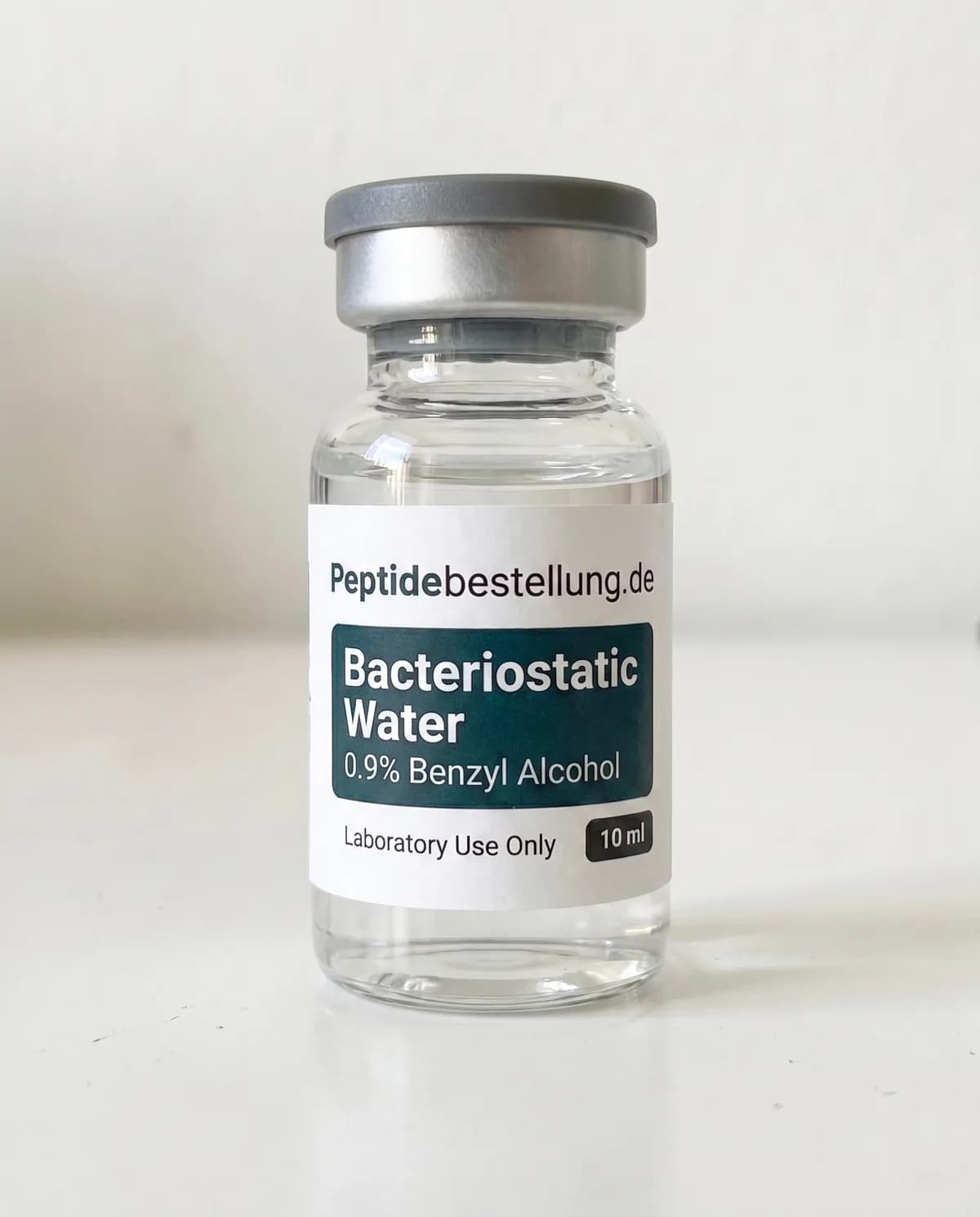 Bacteriostatic Water 3 ml Laborlösung als beschriftetes Vial mit Frontetikett und klarer steriler Laborlösung