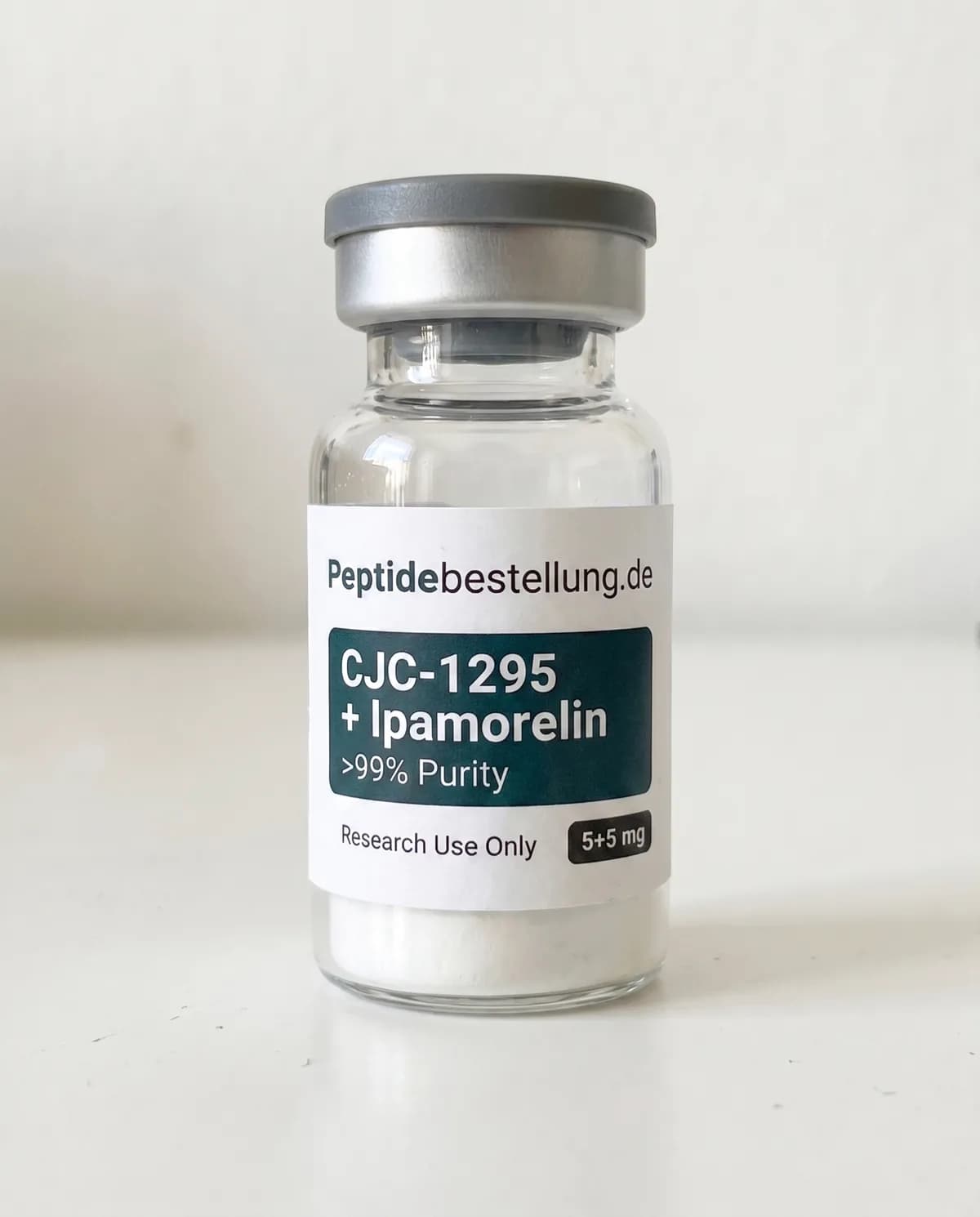 CJC-1295 ohne DAC + Ipamorelin 5 mg + 5 mg Peptid-Bundle als Bundle-Ansicht mit beschrifteten Vials und zwei lyophilisierten Einzelkomponenten