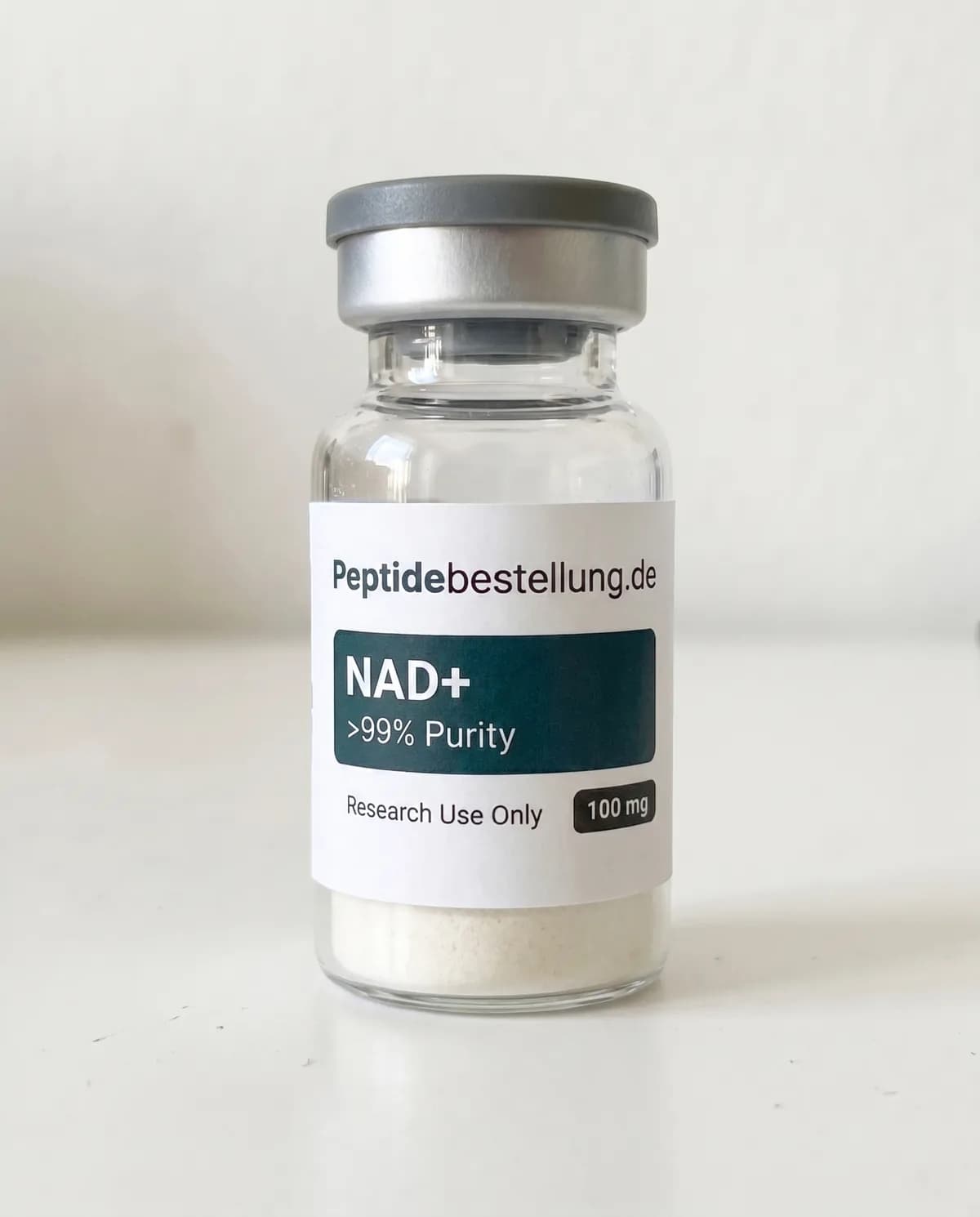 NAD+ 100 mg Laborreagenz als beschriftetes Laborvial und klarer Reagenz-Produktansicht