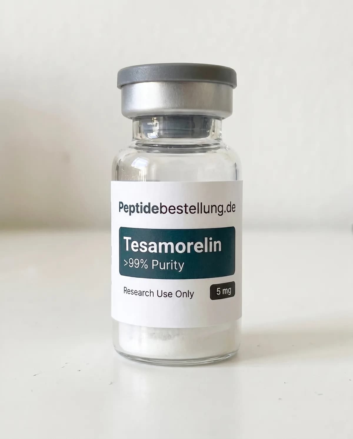 Tesamorelin 5 mg Stoffwechsel-Forschungspeptid als klares Vial mit Frontetikett und lyophilisiertem Pulver