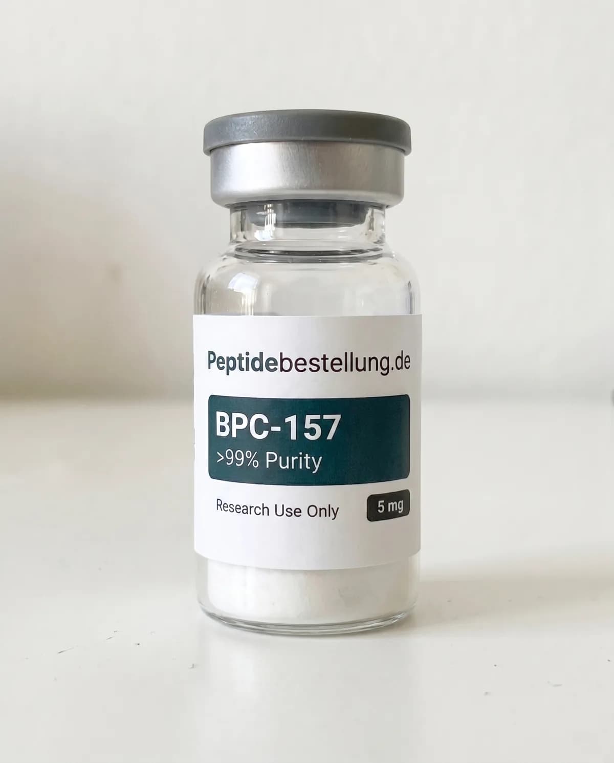 BPC-157 5 mg Forschungspeptid als klares Vial mit Frontetikett und weißem lyophilisiertem Pulver