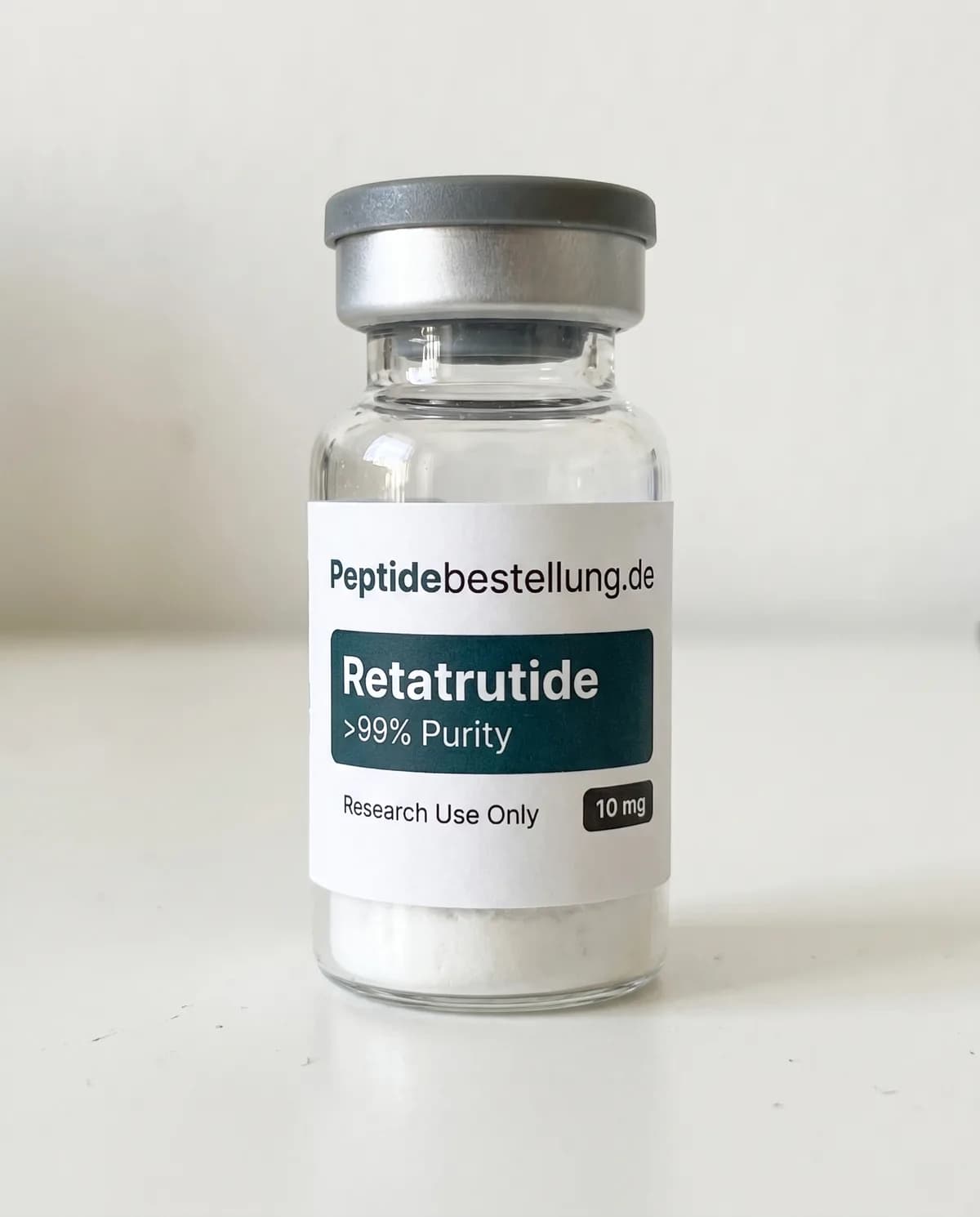 Retatrutide 10 mg Forschungspeptid als klares Vial mit Frontetikett und weißem lyophilisiertem Pulver